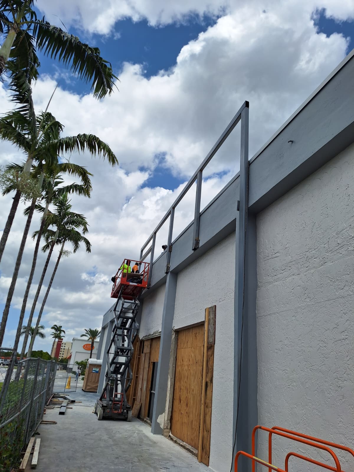 Estructura de acero en instalación en edificio comercial