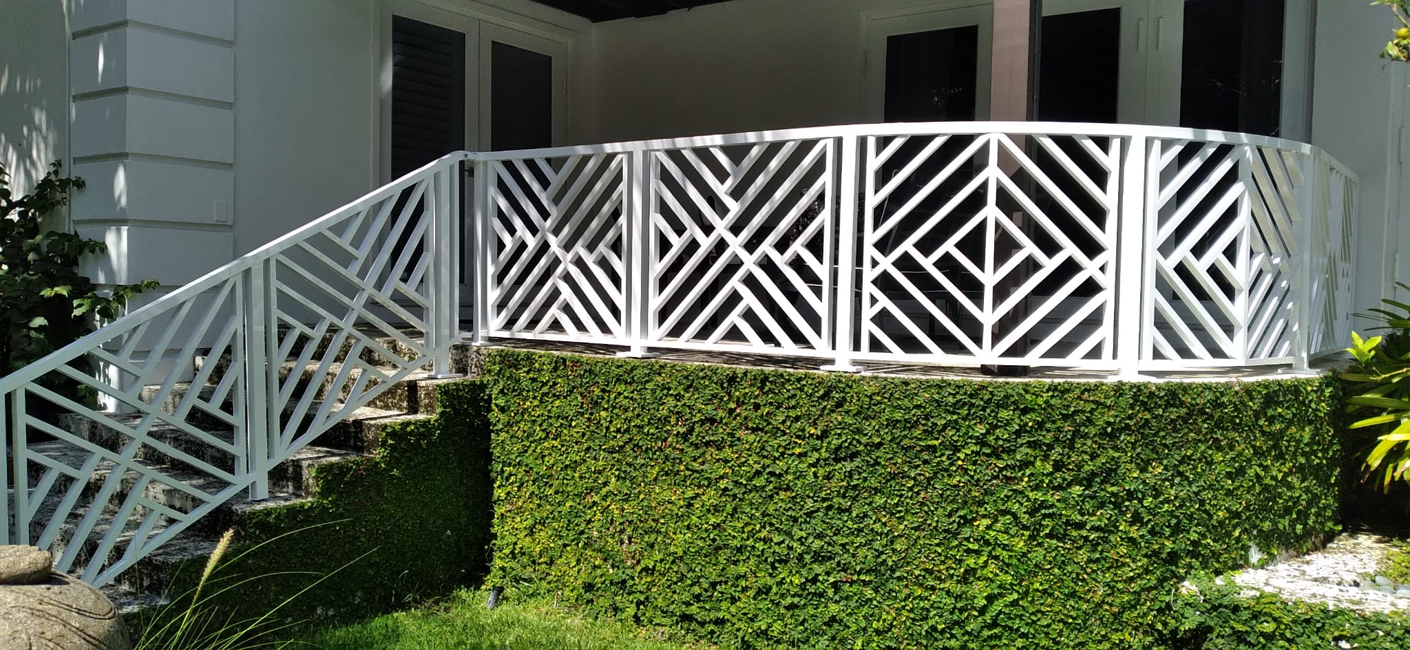 Baranda ornamental en patrón geométrico, acabado blanco